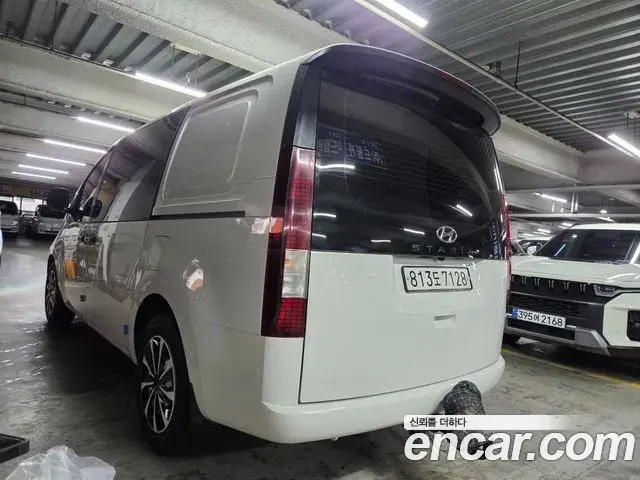 Hyundai Staria 2023 — Photo 2/20