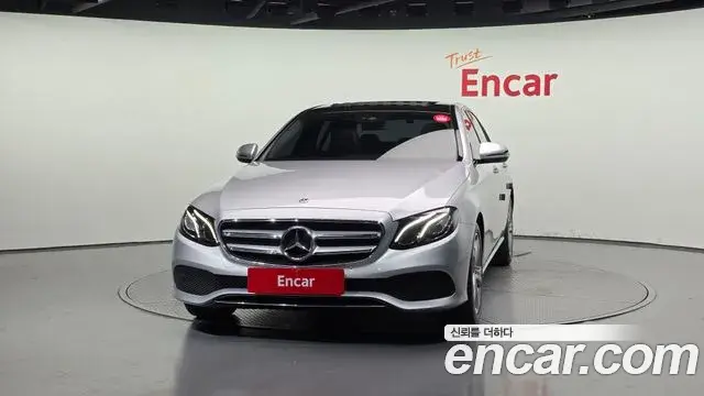Mercedes-Benz E-Class 2018 — Photo 17/31