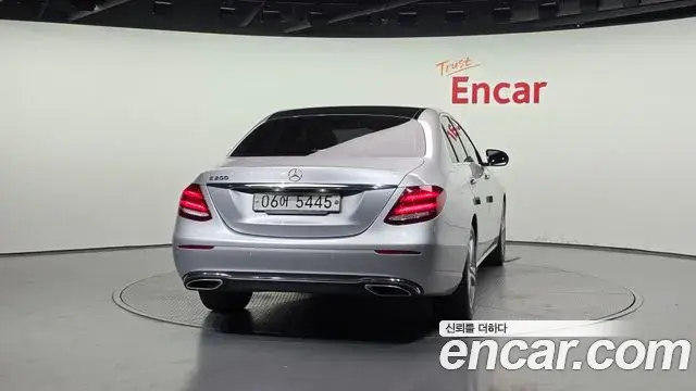 Mercedes-Benz E-Class 2018 — Photo 21/31