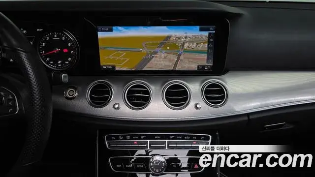 Mercedes-Benz E-Class 2018 — Photo 23/31