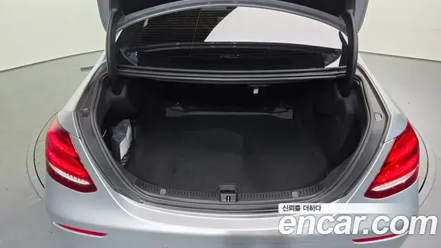 Mercedes-Benz E-Class 2018 — Photo 7/31