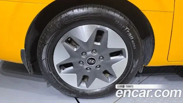 Hyundai Staria 2023 — Фото 5/20
