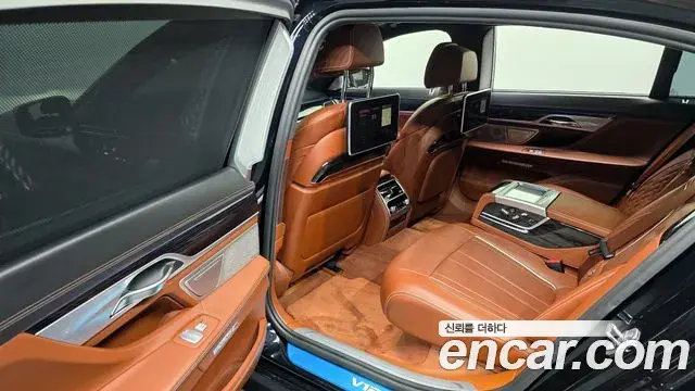 BMW 7 Series 2018 — Фото 11/20