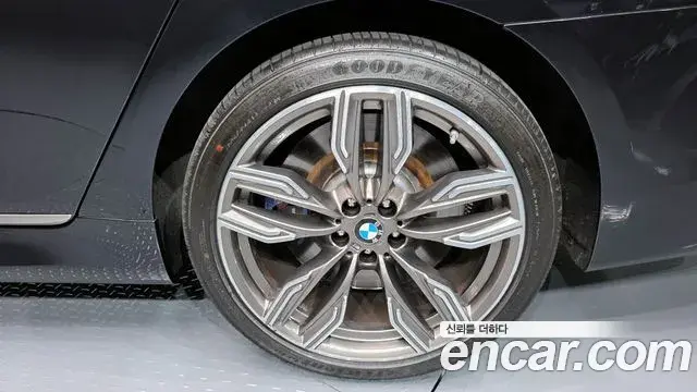BMW 7 Series 2018 — Şəkil 23/36