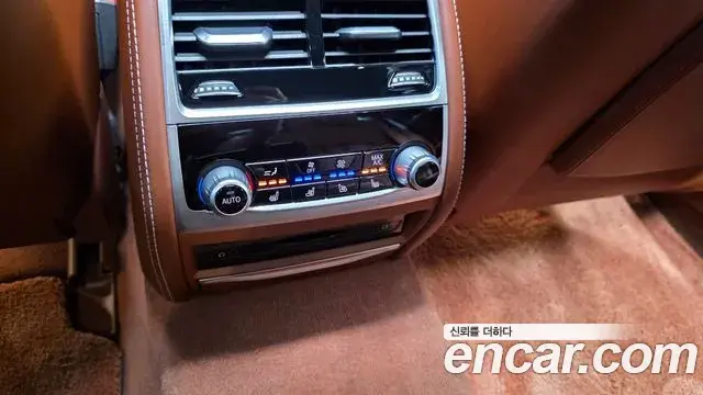 BMW 7 Series 2018 — Şəkil 30/36