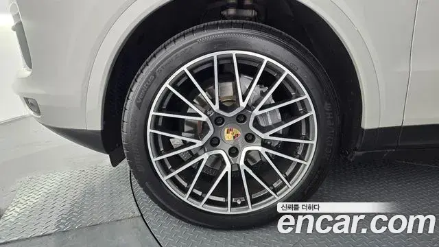 Porsche Cayenne 2021 — ფოტო 16/20