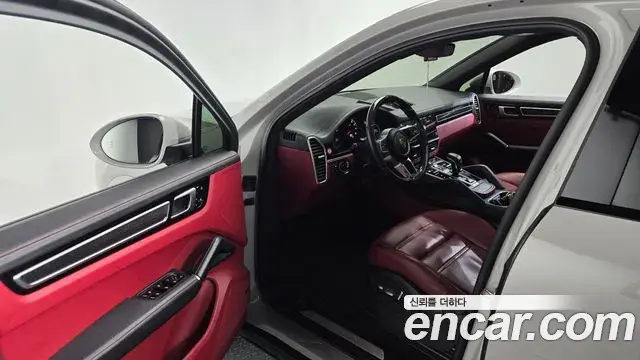 Porsche Cayenne 2021 — ფოტო 11/20