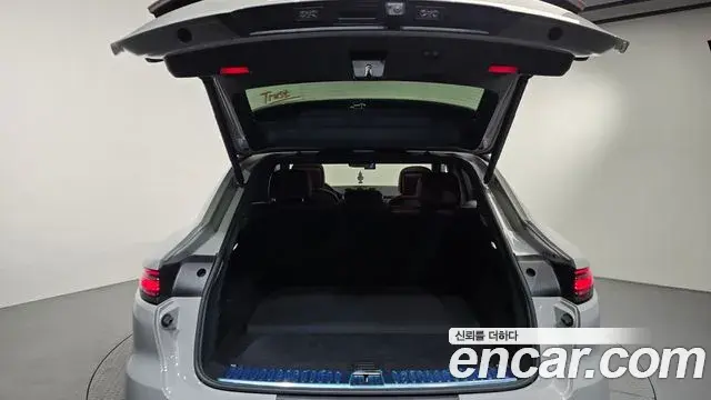Porsche Cayenne 2021 — ფოტო 5/20