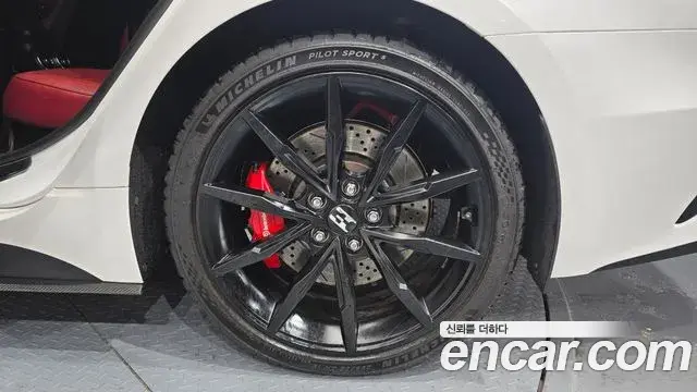 Kia Stinger 2018 — ფოტო 22/31