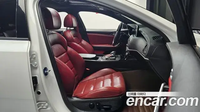Kia Stinger 2018 — ფოტო 16/31