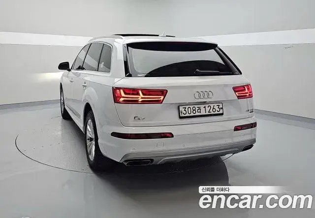 Audi Q7 2019 — ფოტო 6/18