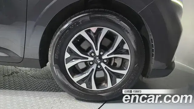 Kia Carnival 2021 — ფოტო 20/30
