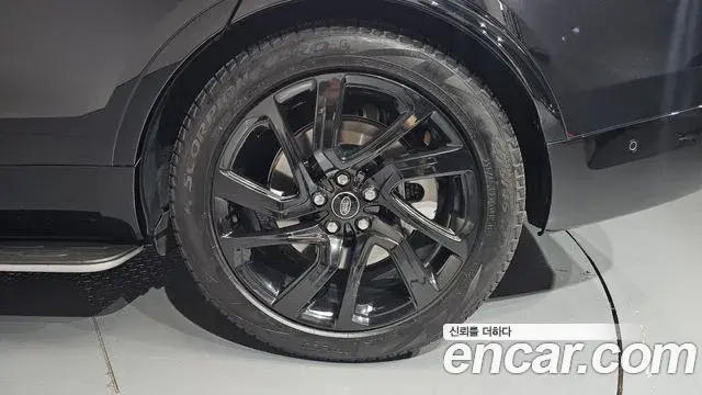 Land Rover Discovery 5 2023 — Photo 14/37