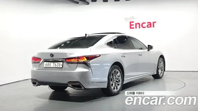 Lexus LS500 2018 — Фото 2/20