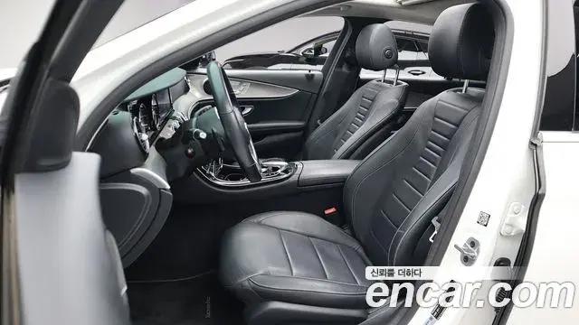 Mercedes-Benz E-Class 2019 — Photo 6/20