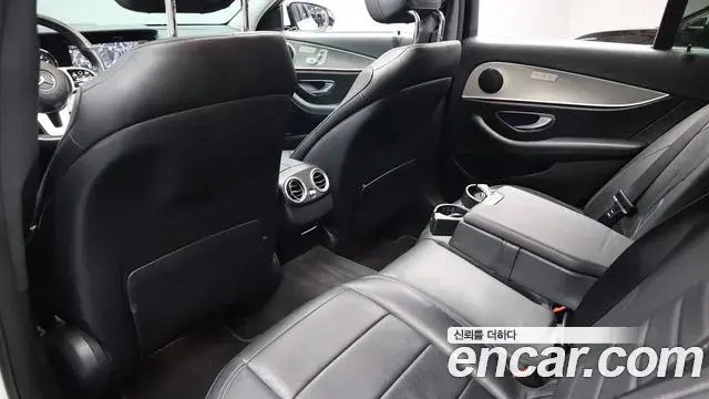 Mercedes-Benz E-Class 2019 — Photo 12/20