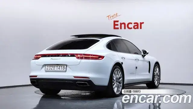Porsche Panamera 2018 — ფოტო 36/40