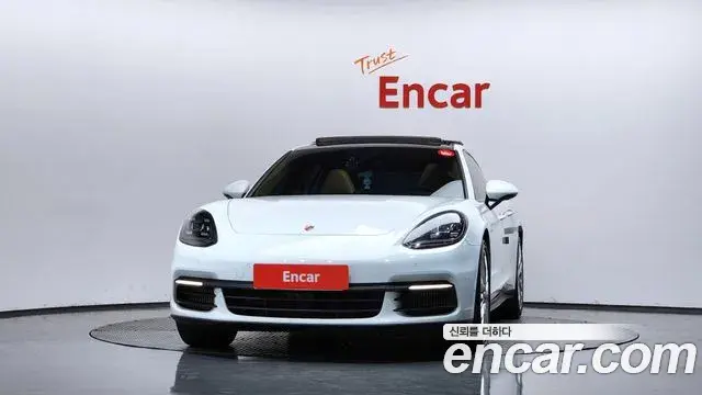 Porsche Panamera 2018 — ფოტო 12/40