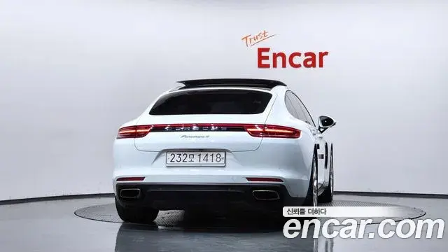 Porsche Panamera 2018 — ფოტო 26/40