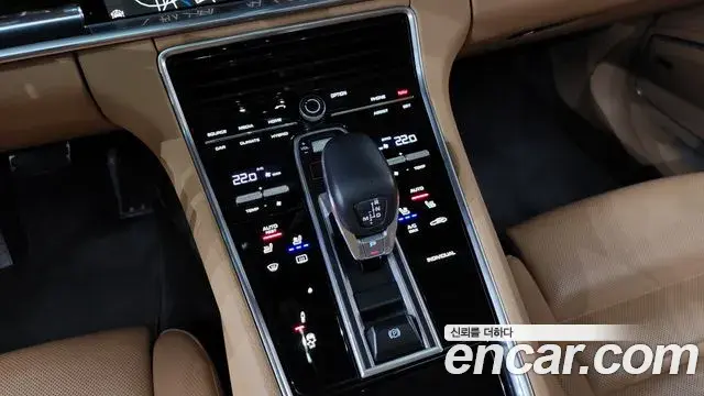 Porsche Panamera 2018 — ფოტო 35/40