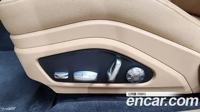 Porsche Panamera 2018 — ფოტო 30/40