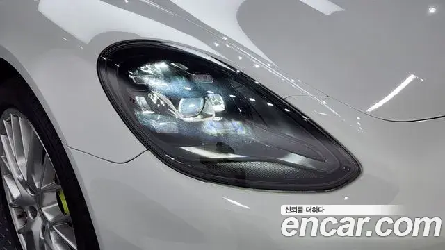 Porsche Panamera 2018 — ფოტო 34/40