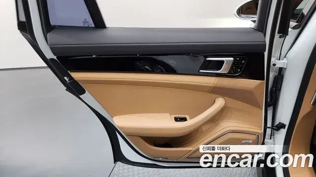 Porsche Panamera 2018 — ფოტო 11/40