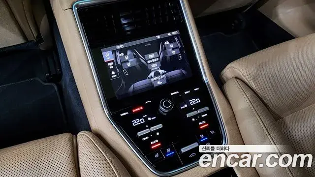 Porsche Panamera 2018 — ფოტო 16/40