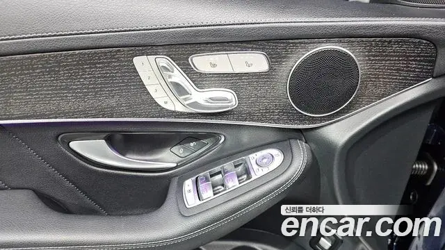 Mercedes-Benz GLC-Class 2023 — Photo 10/33
