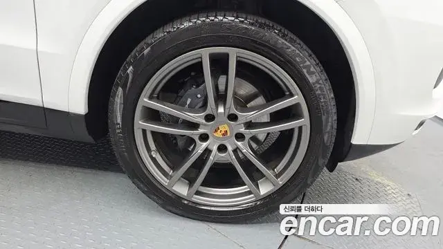 Porsche Cayenne 2022 — Photo 27/32