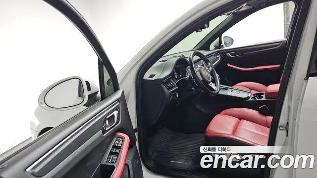 Porsche Macan 2021 — Фото 10/20