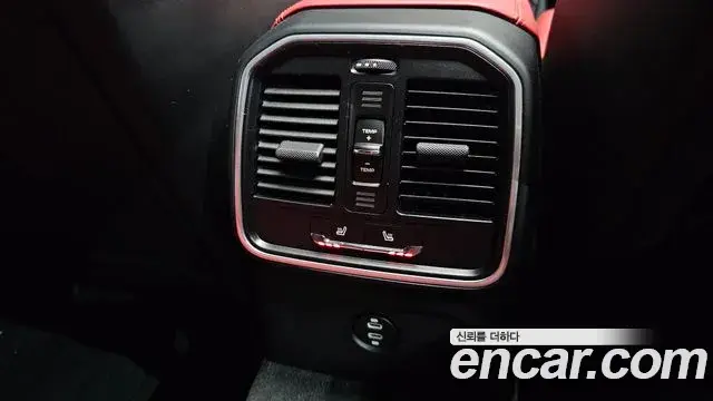 Porsche Macan 2021 — Фото 19/20