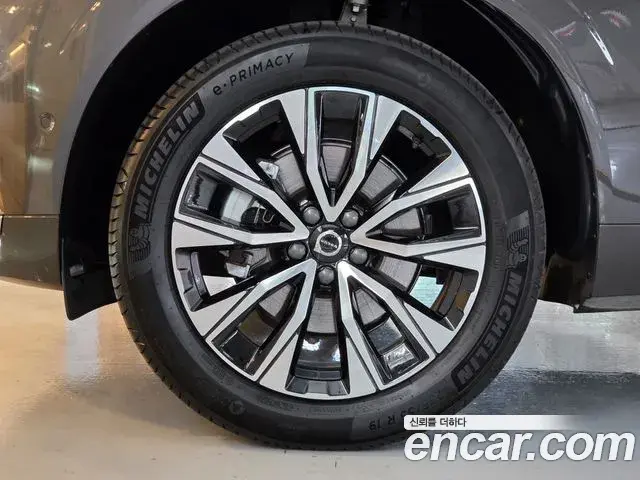 Volvo XC60 2025 — ფოტო 13/20