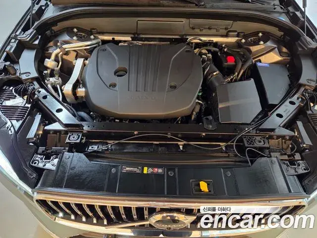 Volvo XC60 2025 — ფოტო 8/20