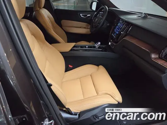 Volvo XC60 2025 — ფოტო 14/20