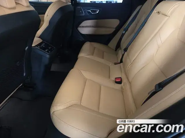 Volvo XC60 2025 — ფოტო 18/20