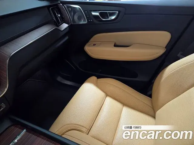 Volvo XC60 2025 — ფოტო 7/20