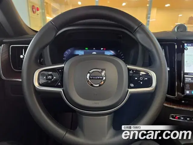 Volvo XC60 2025 — ფოტო 5/20