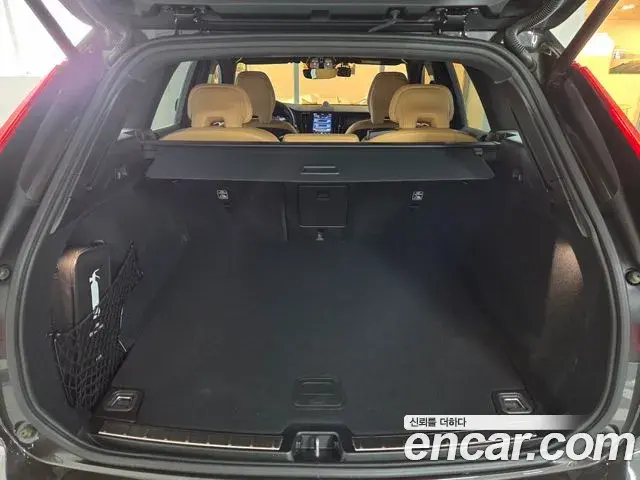 Volvo XC60 2025 — ფოტო 16/20