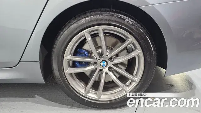 BMW 5 Series 2018 — Şəkil 29/35