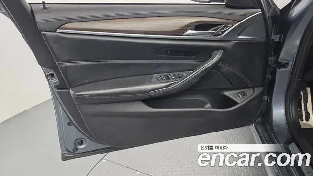 BMW 5 Series 2018 — Şəkil 19/35