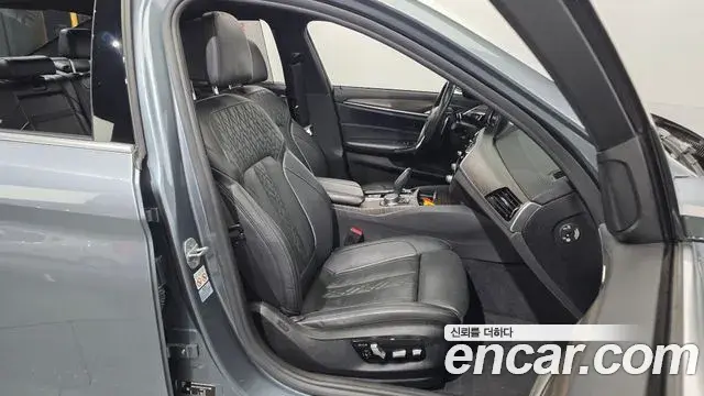 BMW 5 Series 2018 — Şəkil 12/35