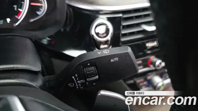 BMW 5 Series 2018 — Şəkil 30/35