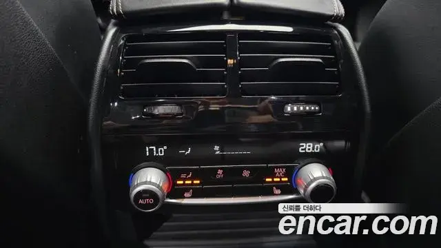 BMW 5 Series 2018 — Şəkil 25/35