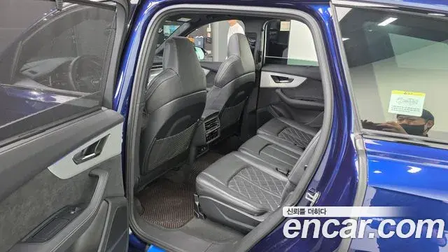 Audi Q7 2023 — Şəkil 30/34