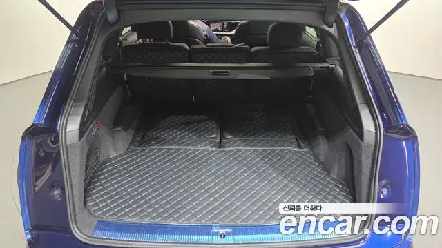 Audi Q7 2023 — Şəkil 32/34