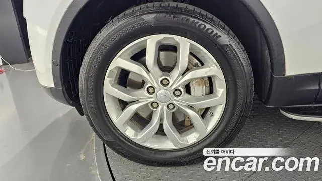 Land Rover Discovery 5 2019 — ფოტო 16/32