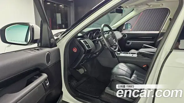 Land Rover Discovery 5 2019 — ფოტო 26/32