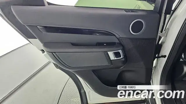 Land Rover Discovery 5 2019 — ფოტო 17/32