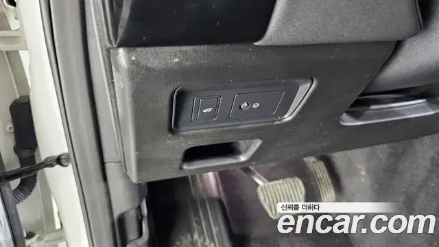 Land Rover Discovery 5 2019 — ფოტო 24/32